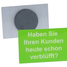 Dienstleister: Der Magnet - Pin wird wie ein Ansteck- Pin hergestellt, hat aber auf der Rückseite einen schwarzen Gussmagneten befestigt. Lieferung erfolgt ab 100 Stück. - Pins & mehr GmbH & Co. KG
